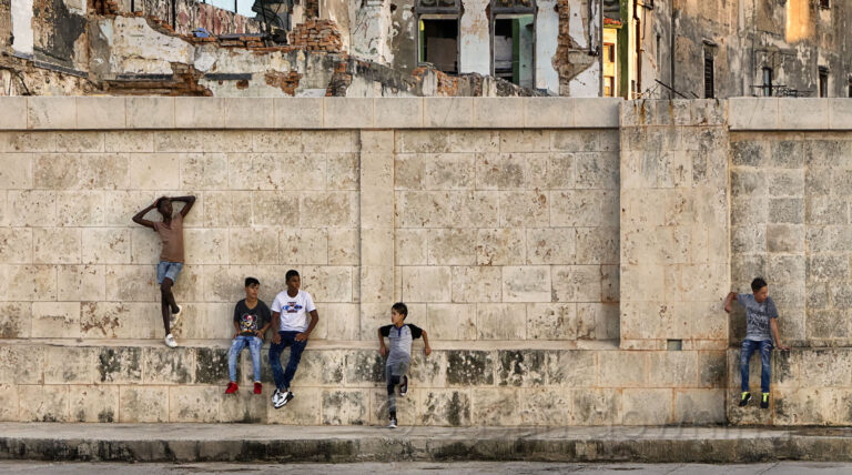 analyse_et_si_on_parlait_de_paix__boys_outside_the_hood_-_credit_s._downing_flickr.jpg