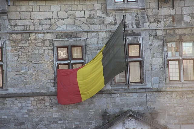 Chimay_drapeau_belge_sur_le_mur_du_chateau01